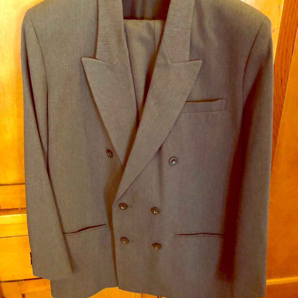 City Streets Men’s Gray Suit (Size Large)